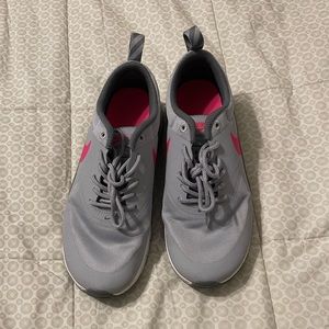Girl’s Nike shoes size 5Y gray with pink